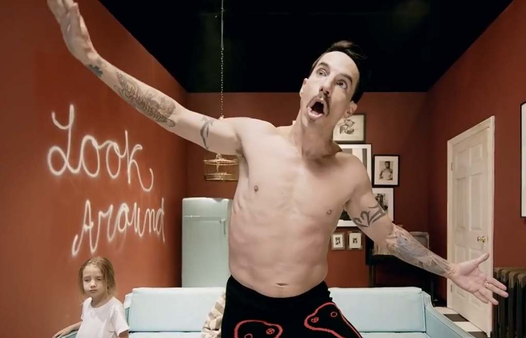 Red Hot Chili Peppers - Look Around