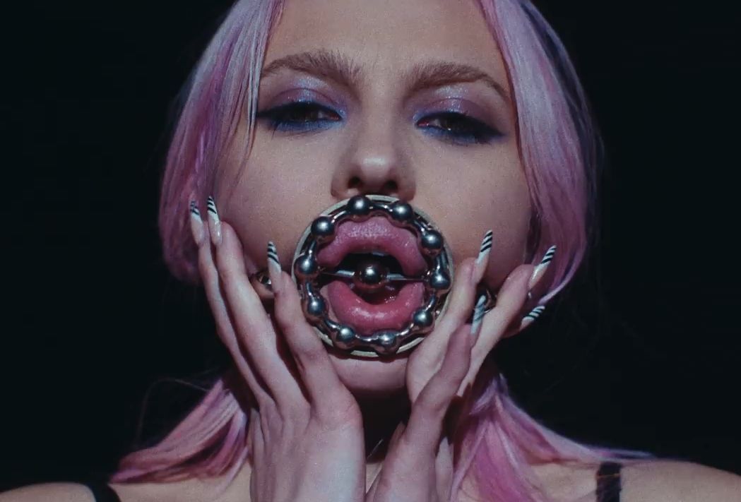 ADÉLA - MACHINE GIRL