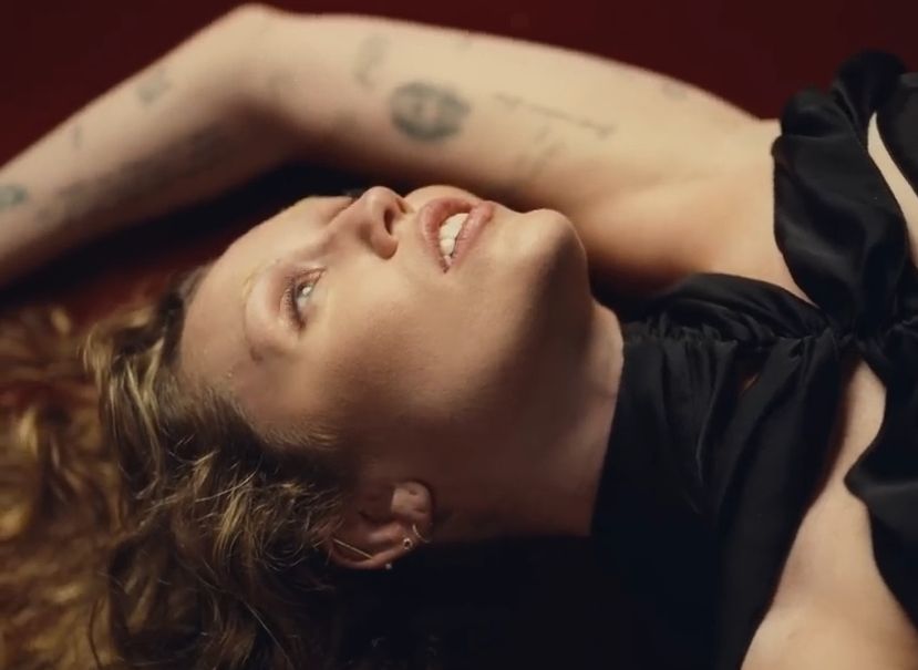 Miley Cyrus - Secrets ft. Lindsey Buckingham, Mick Fleetwood